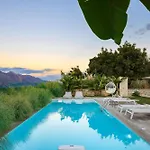 ヴィラ Thalmargia Villas, With Pool, Hot Tub & Ultimate Peace, By Thinkvilla Garazo