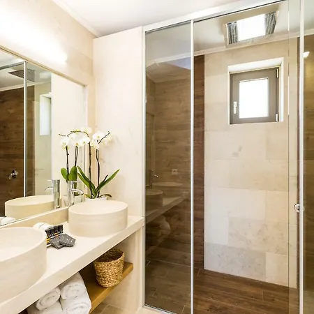 Thalmargia Villas, With Pool, Hot Tub & Ultimate Peace, By Thinkvilla ヴィラ Garazo