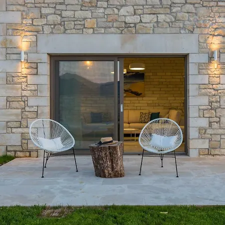 Thalmargia Villas, With Pool, Hot Tub & Ultimate Peace, By Thinkvilla Vilă